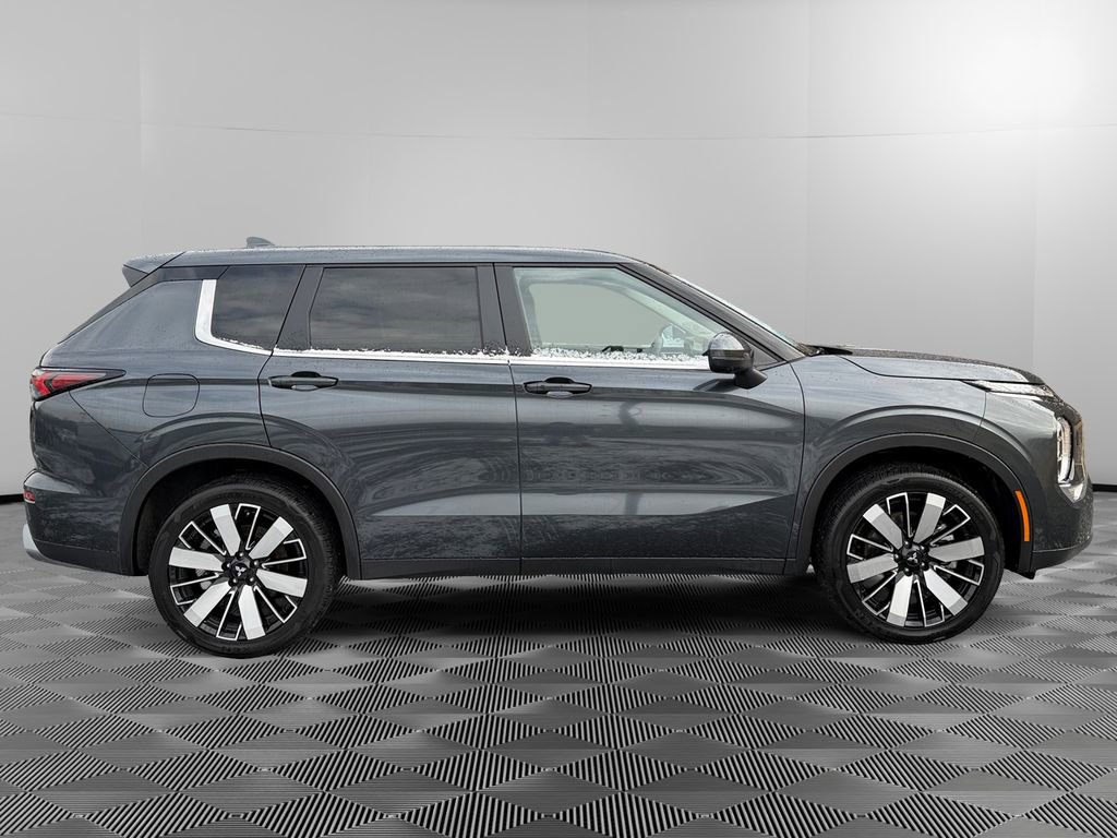 Used 2025 Mitsubishi Outlander SE image 8