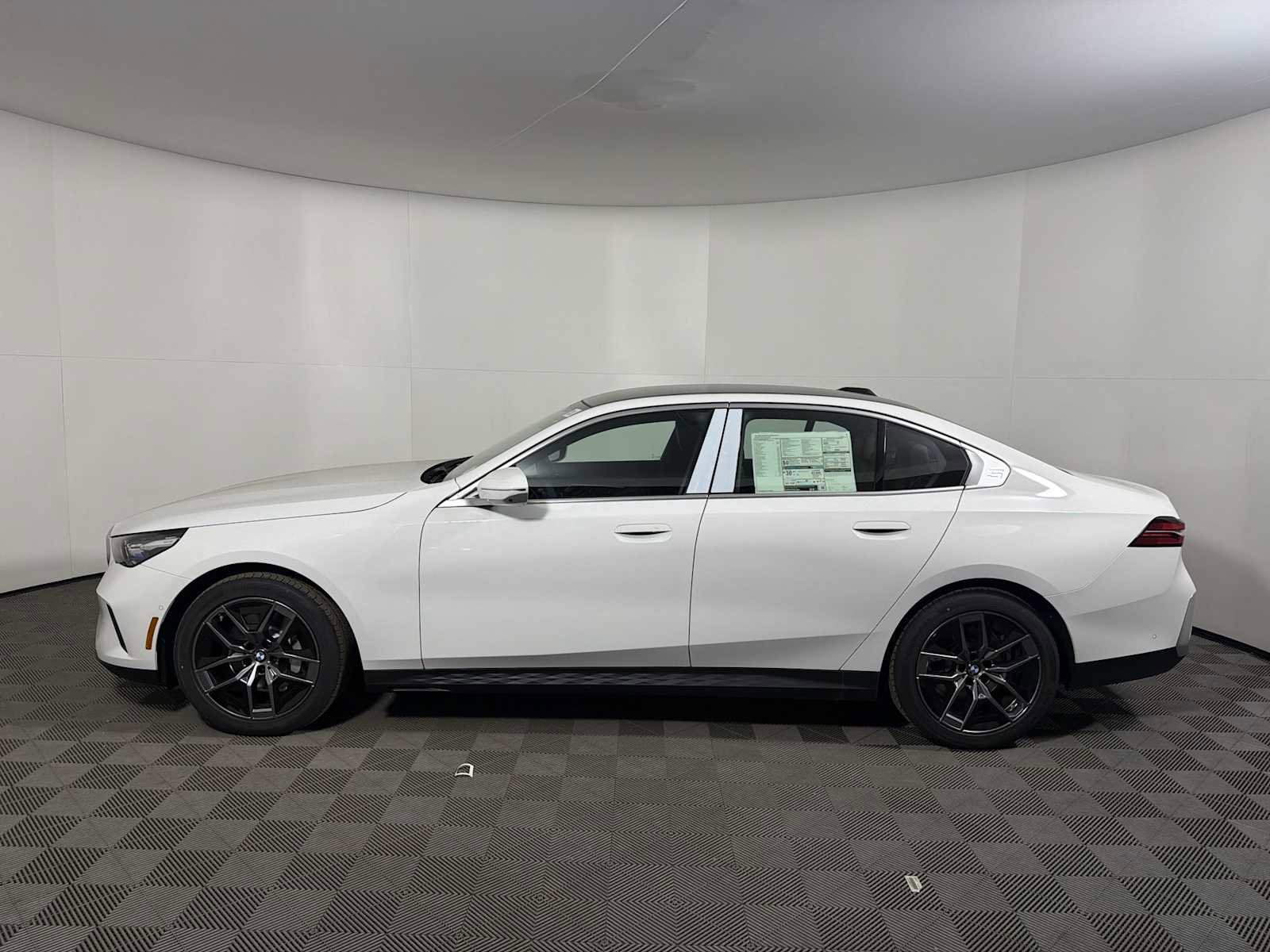 New 2026 BMW 530i xDrive w/ Convenience Package AWD/4WD image 4