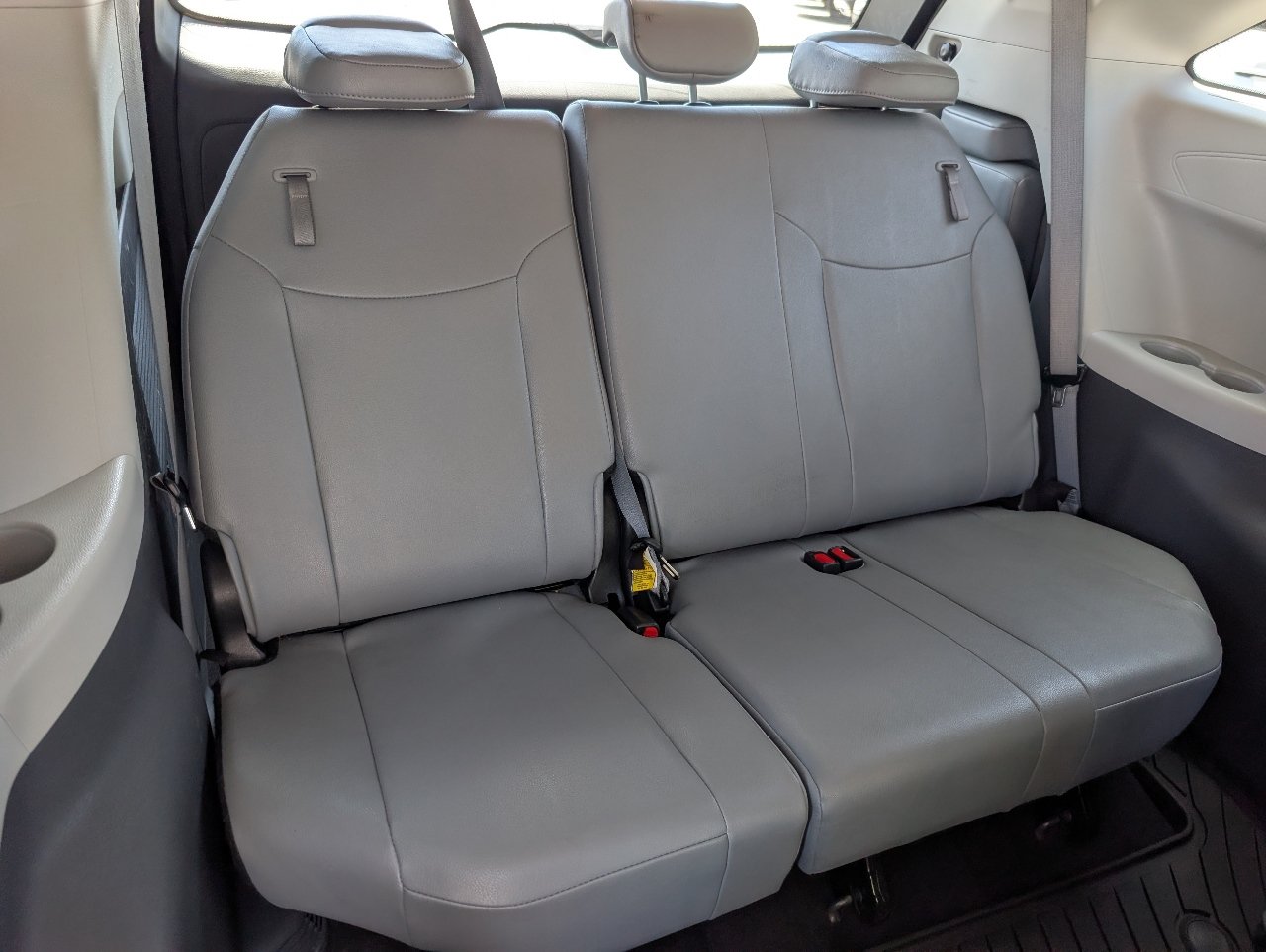 Used 2023 Toyota Sienna XLE FWD image 6