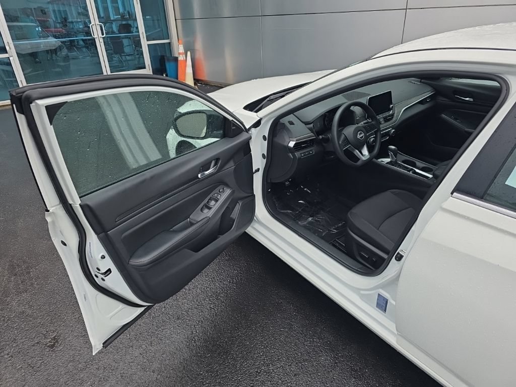 Used 2025 Nissan Altima 2.5 SV FWD image 9