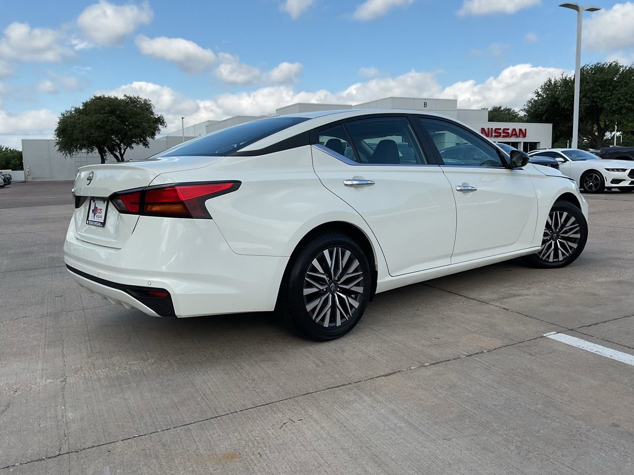Used 2025 Nissan Altima 2.5 SV FWD image 6