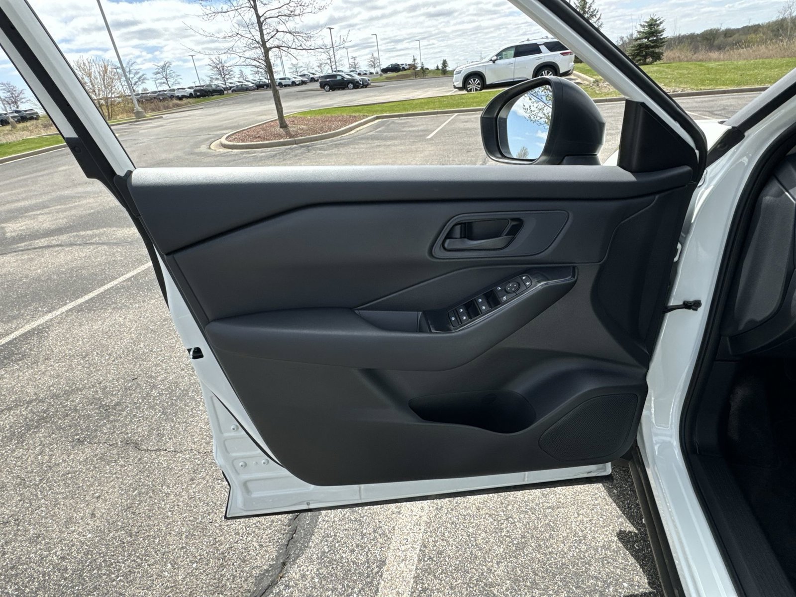 Used 2025 Nissan Rogue S AWD/4WD image 20