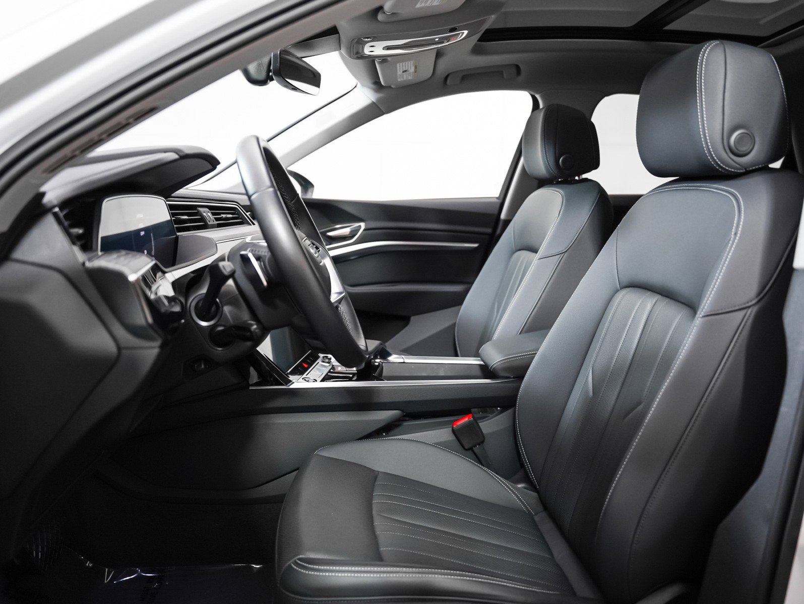 Used 2024 Audi Q8 e-tron Premium Plus image 8