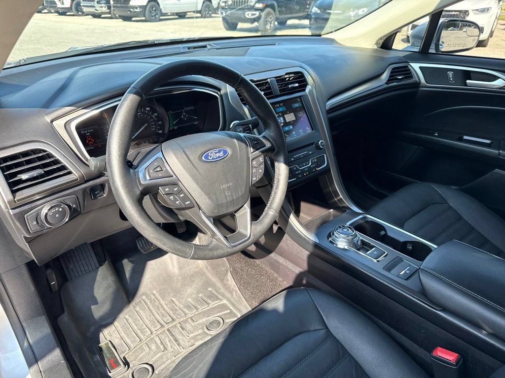 Used 2018 Ford Fusion SE w/ Fusion SE Technology Package FWD image 2