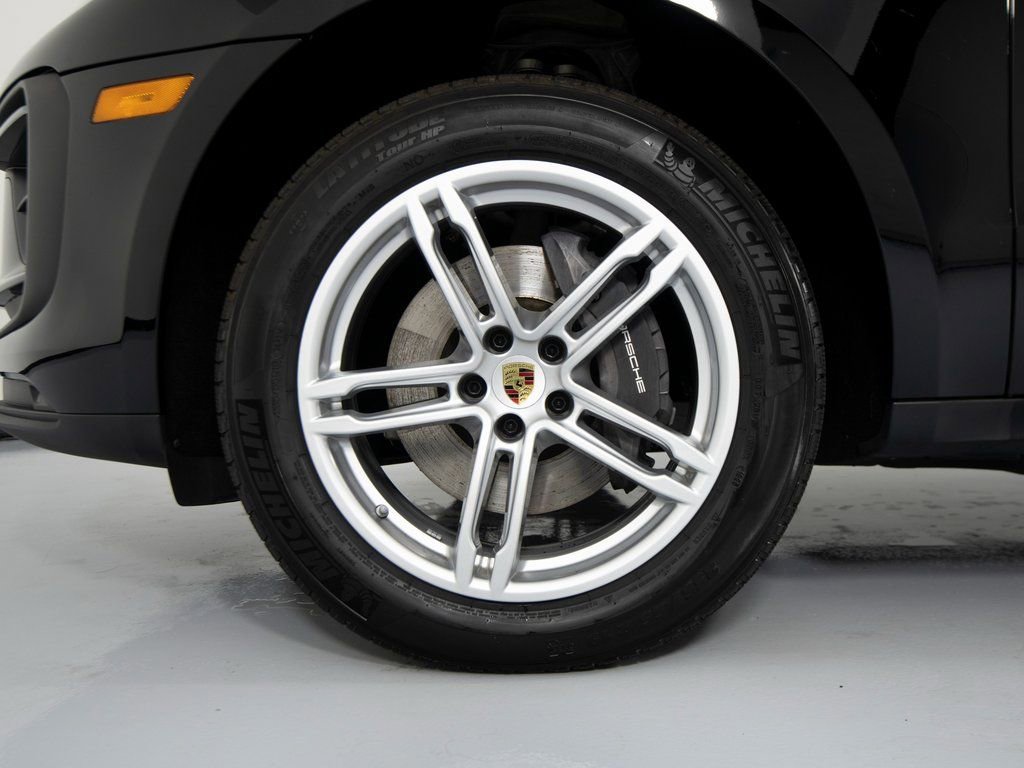 Certified 2025 Porsche Macan image 14