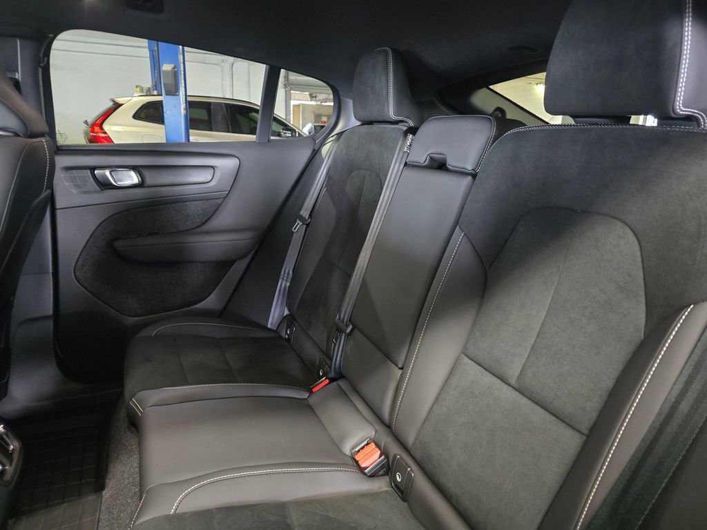 Certified 2023 Volvo C40 P8 Recharge Ultimate w/ Protection Package Premier AWD/4WD image 17