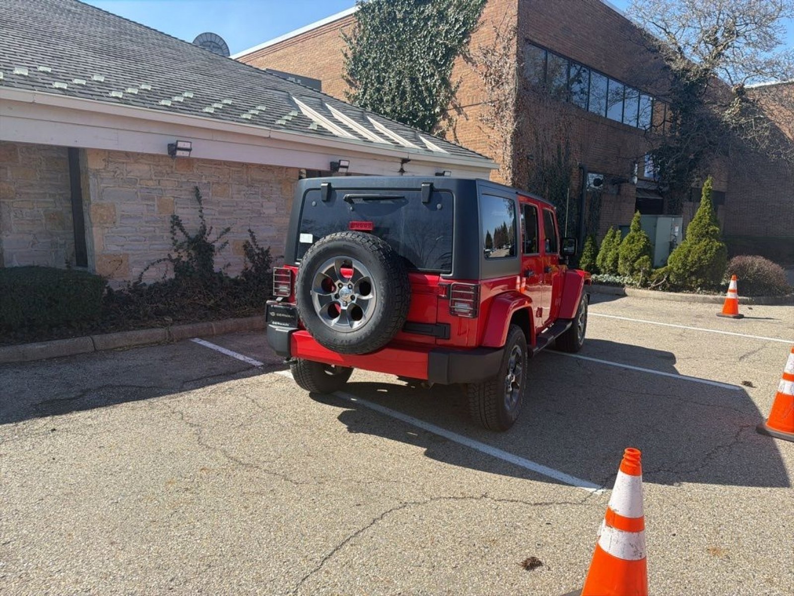 Used 2017 Jeep Wrangler Unlimited Sahara w/ Connectivity Group image 8