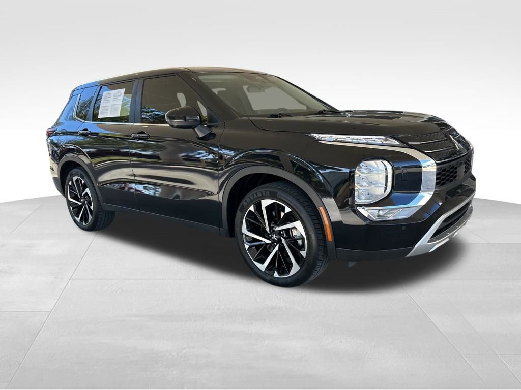 Used 2024 Mitsubishi Outlander SE image 2