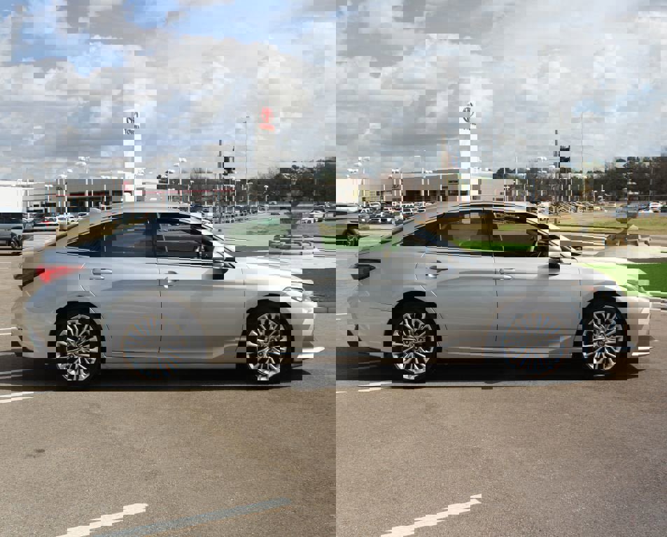 Used 2019 Toyota Avalon Limited image 15