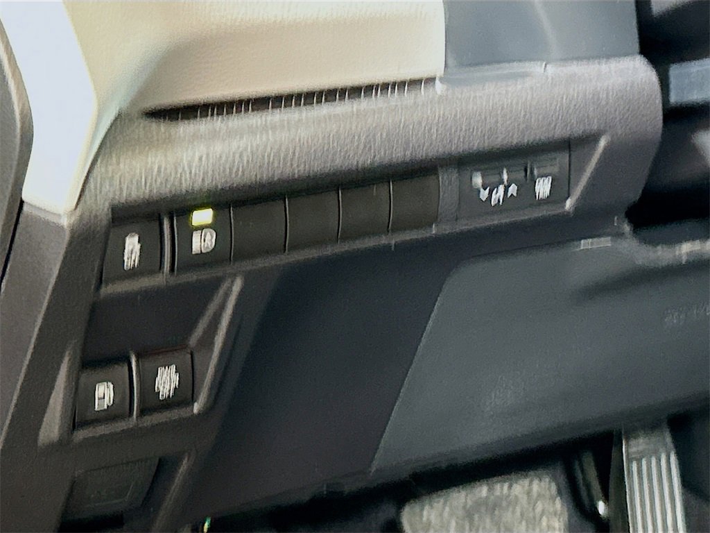 Used 2025 Toyota Sienna XLE image 8