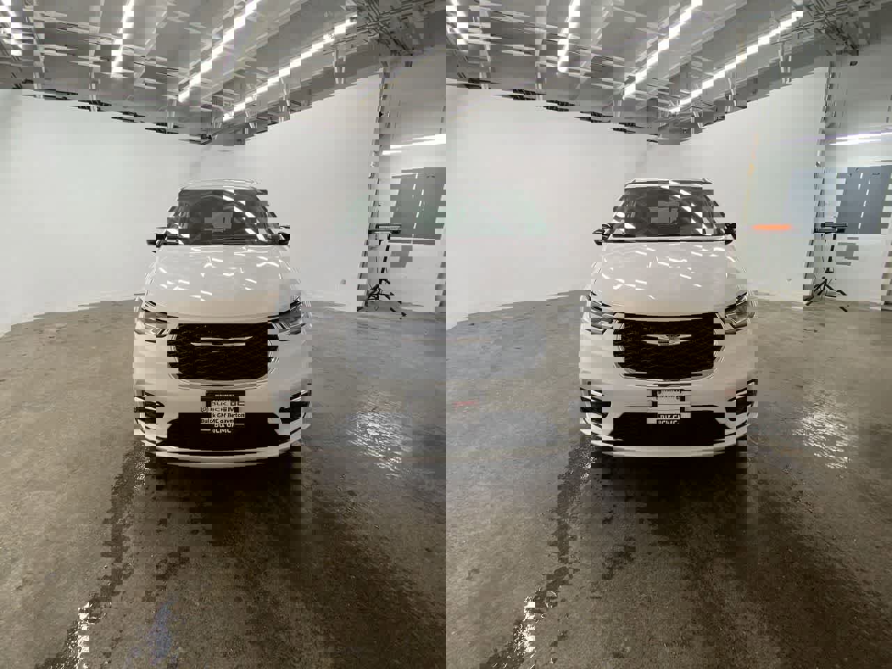 Used 2024 Chrysler Pacifica Select image 9