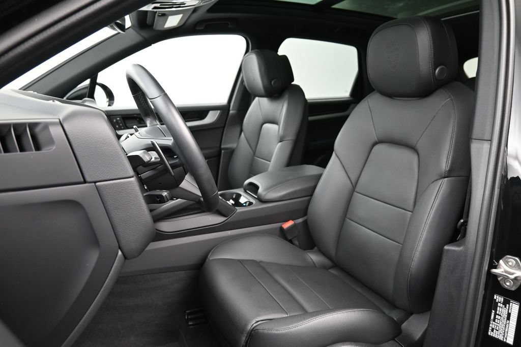 Certified 2025 Porsche Cayenne AWD/4WD image 5
