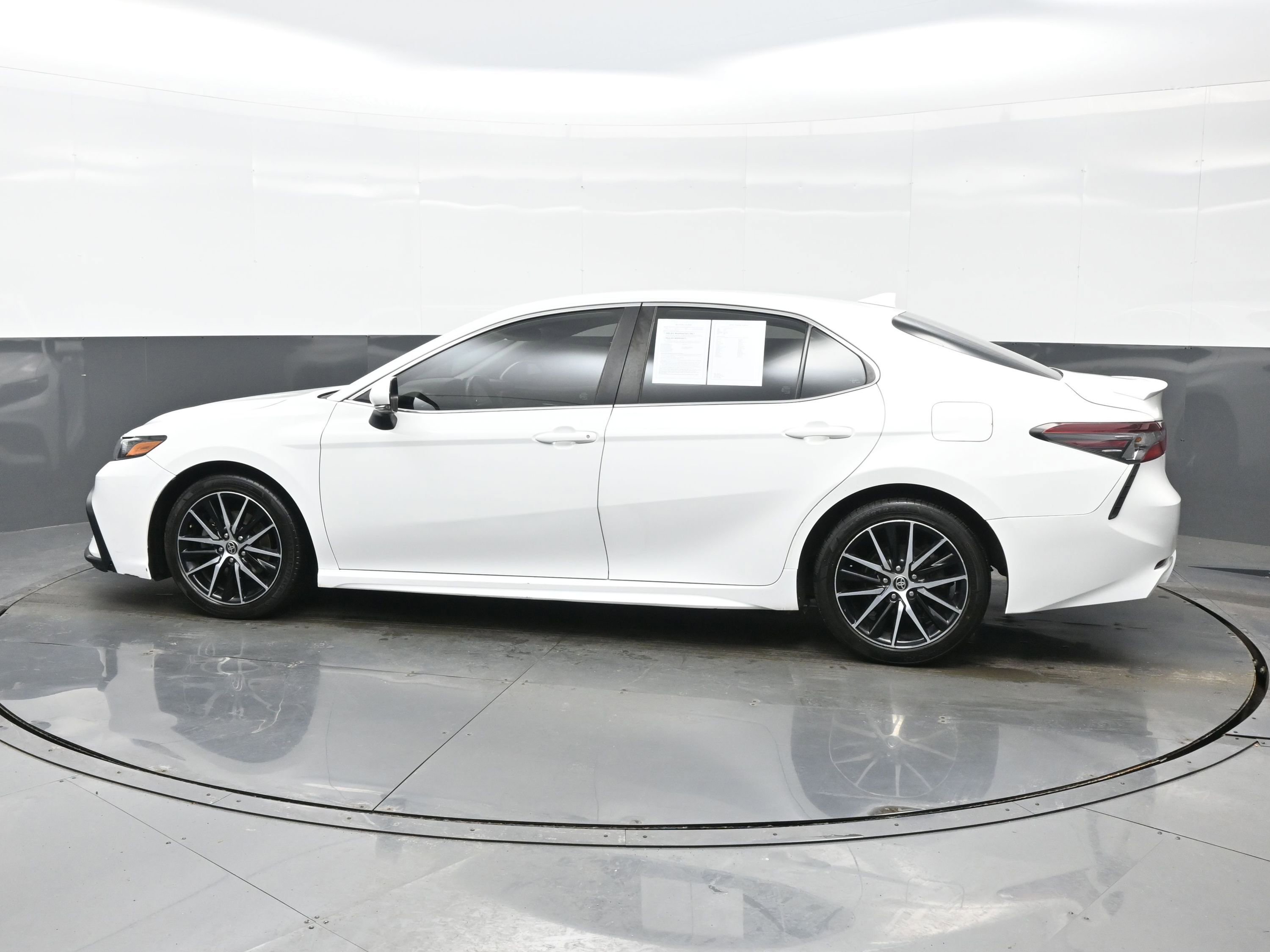 Used 2021 Toyota Camry SE w/ Cold Weather Package image 3