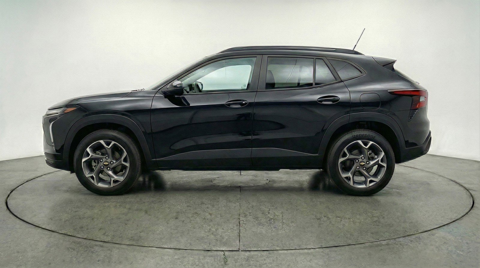Used 2025 Chevrolet Trax LT FWD image 5
