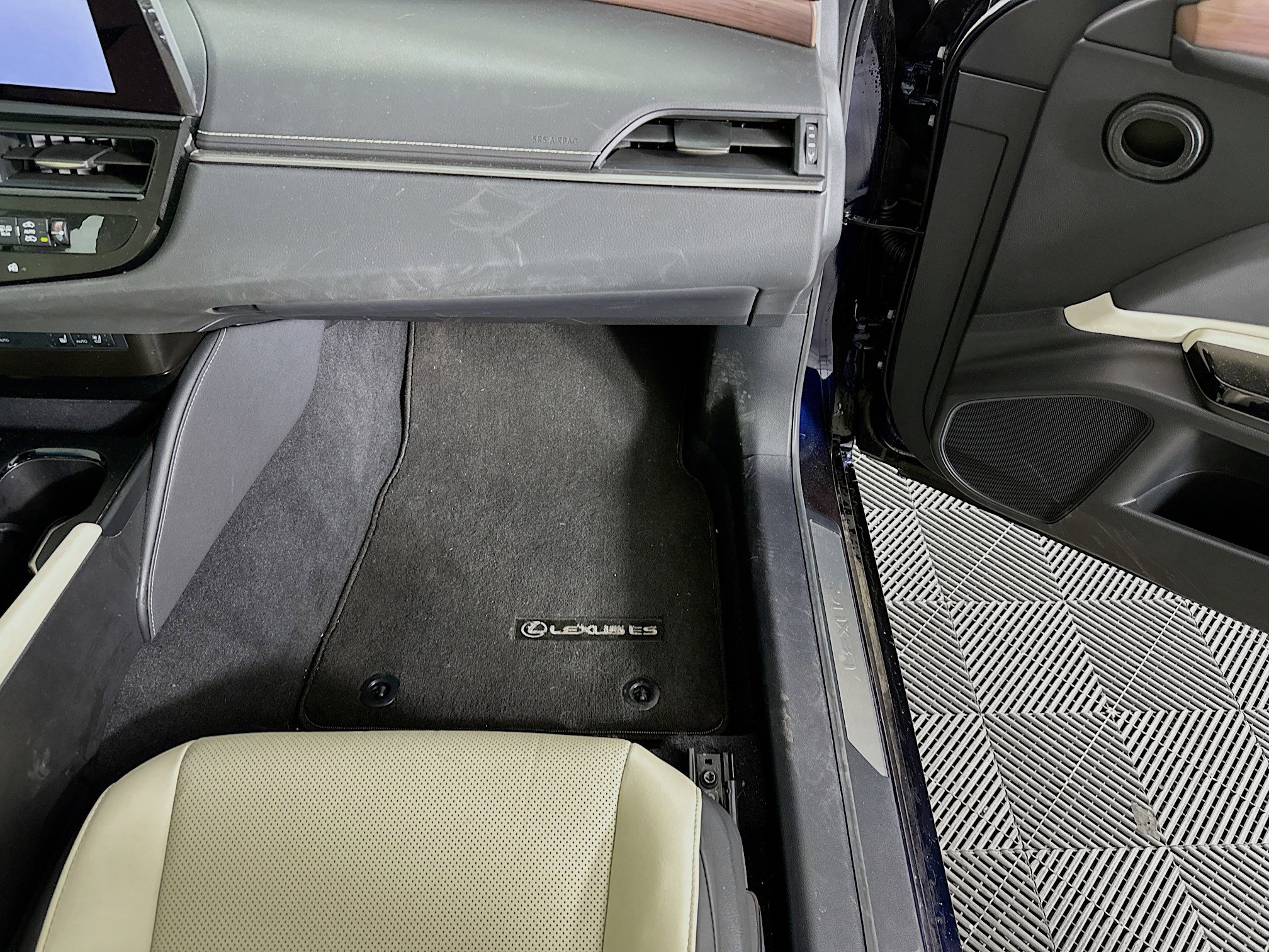 Used 2025 Lexus ES 300h w/ Premium Package image 33