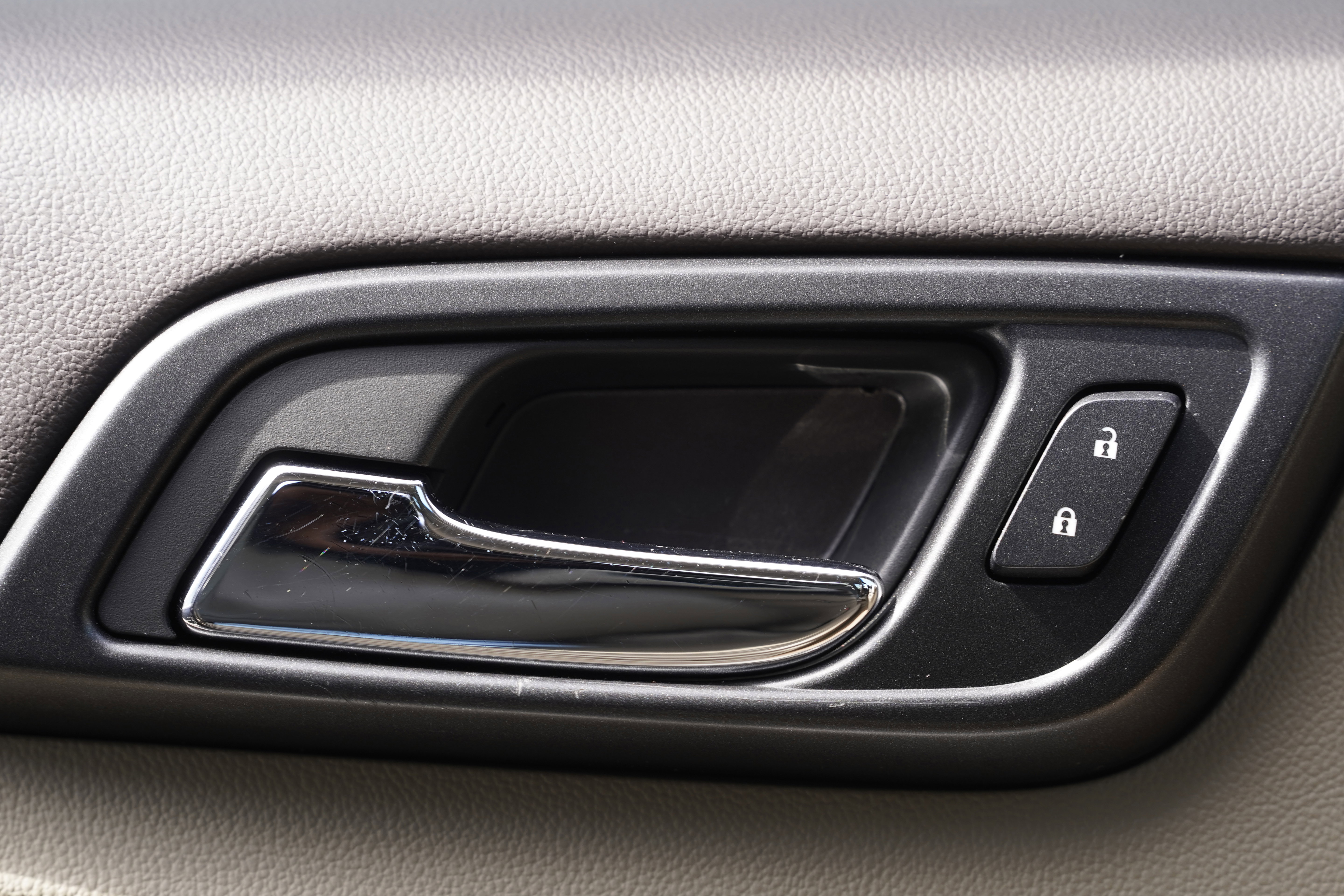 Used 2016 GMC Yukon XL SLT image 16