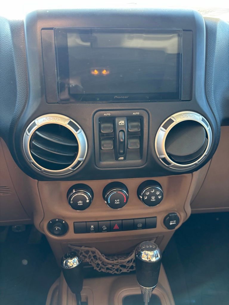 Used 2012 Jeep Wrangler Unlimited Sahara image 15