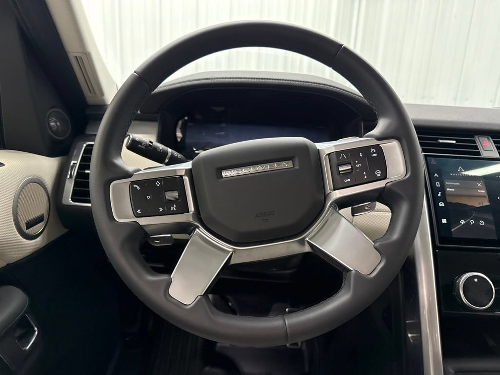 Used 2025 Land Rover Discovery Dynamic SE AWD/4WD image 17