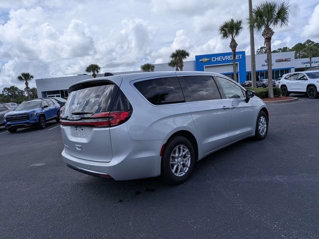 Used 2026 Chrysler Pacifica Select FWD image 3