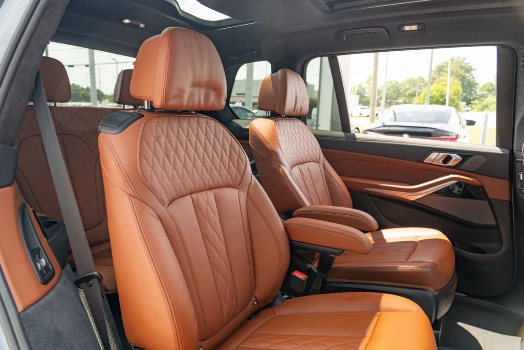 Used 2025 BMW X7 M60i AWD/4WD image 19