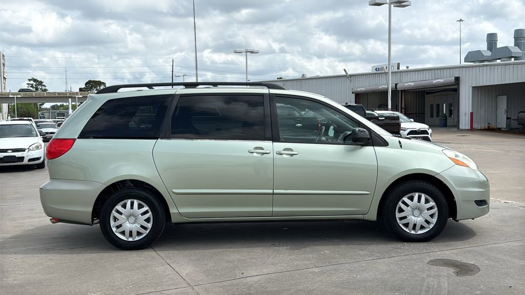 Used 2010 Toyota Sienna LE FWD image 4