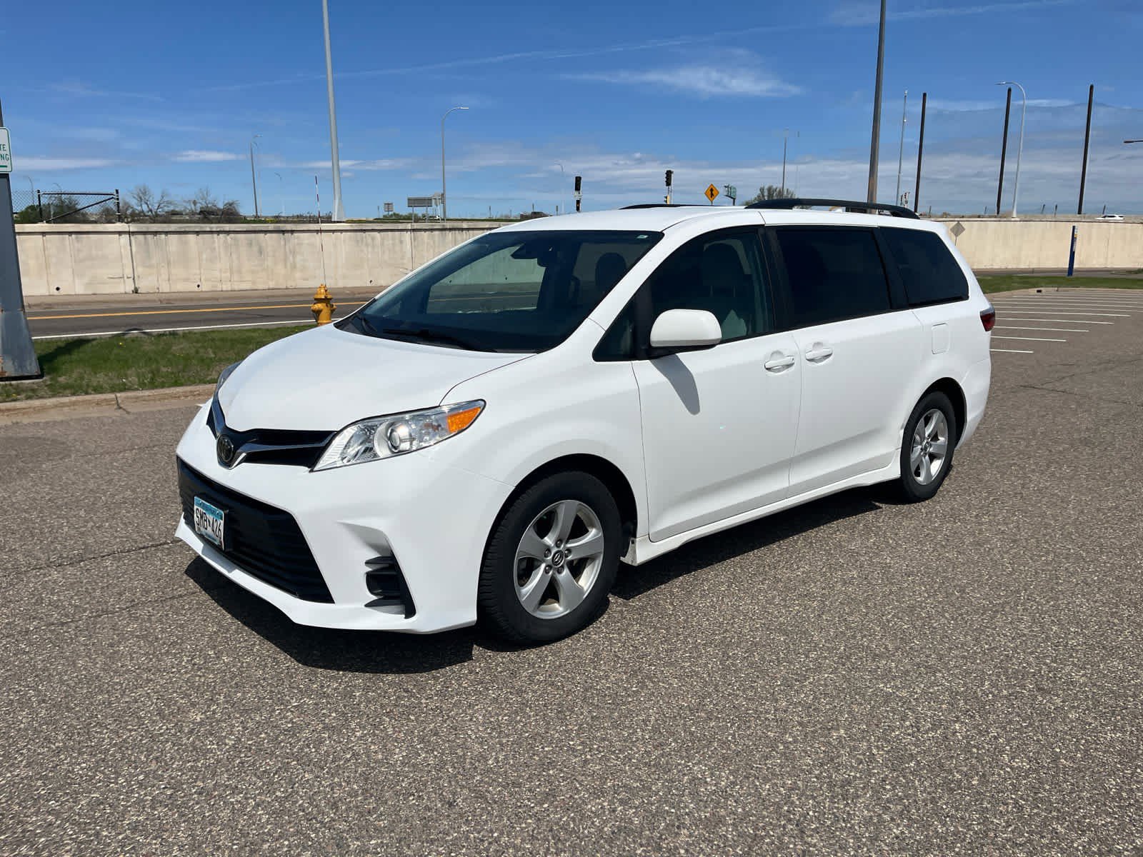 Used 2018 Toyota Sienna LE w/ Carpet Mat Package FWD image 3