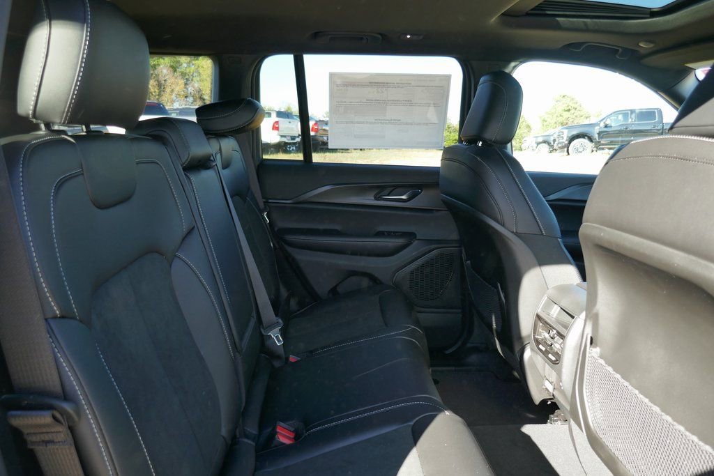 New 2025 Jeep Grand Cherokee Altitude image 12