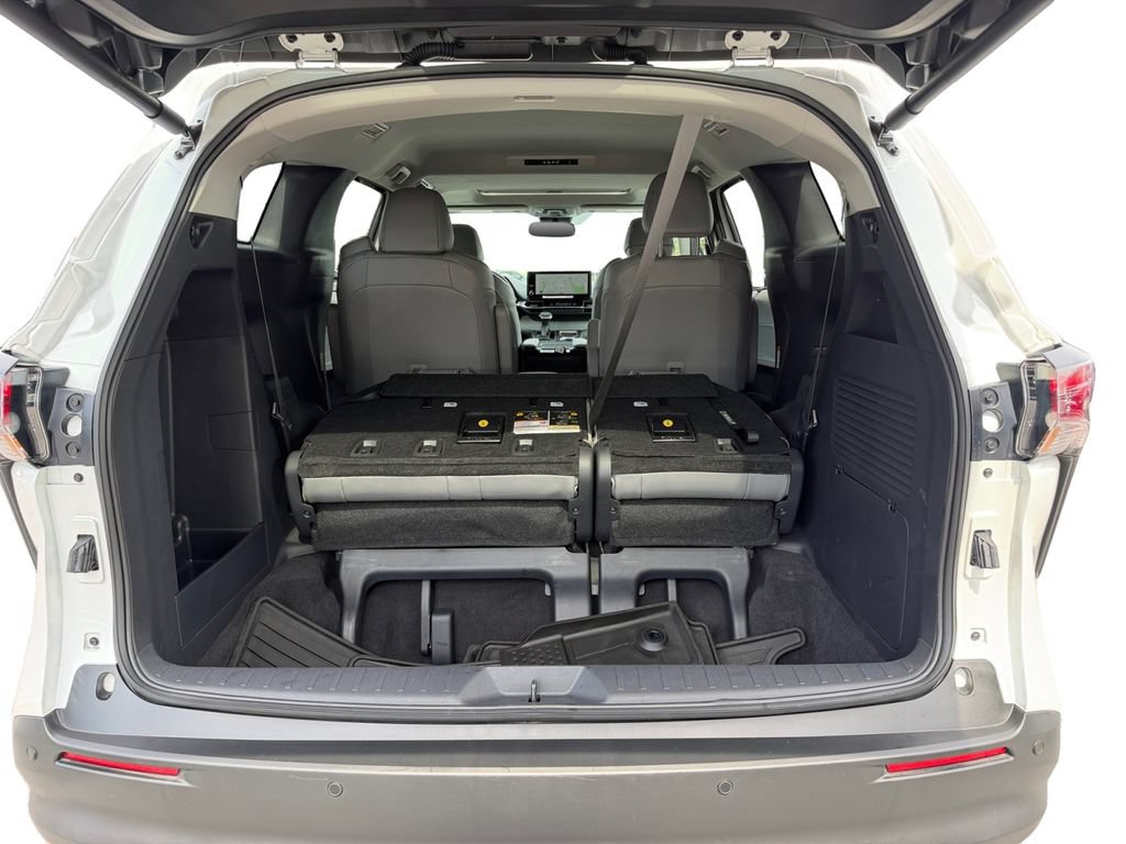 Used 2025 Toyota Sienna XLE AWD/4WD image 11