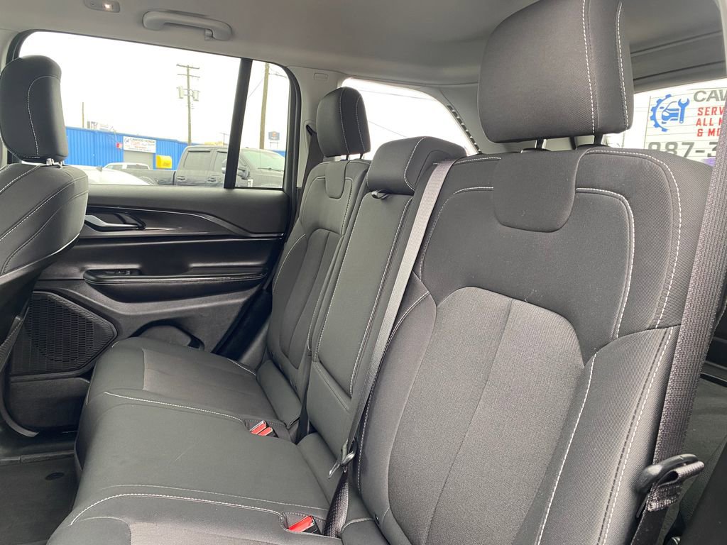Used 2023 Jeep Grand Cherokee Laredo image 15