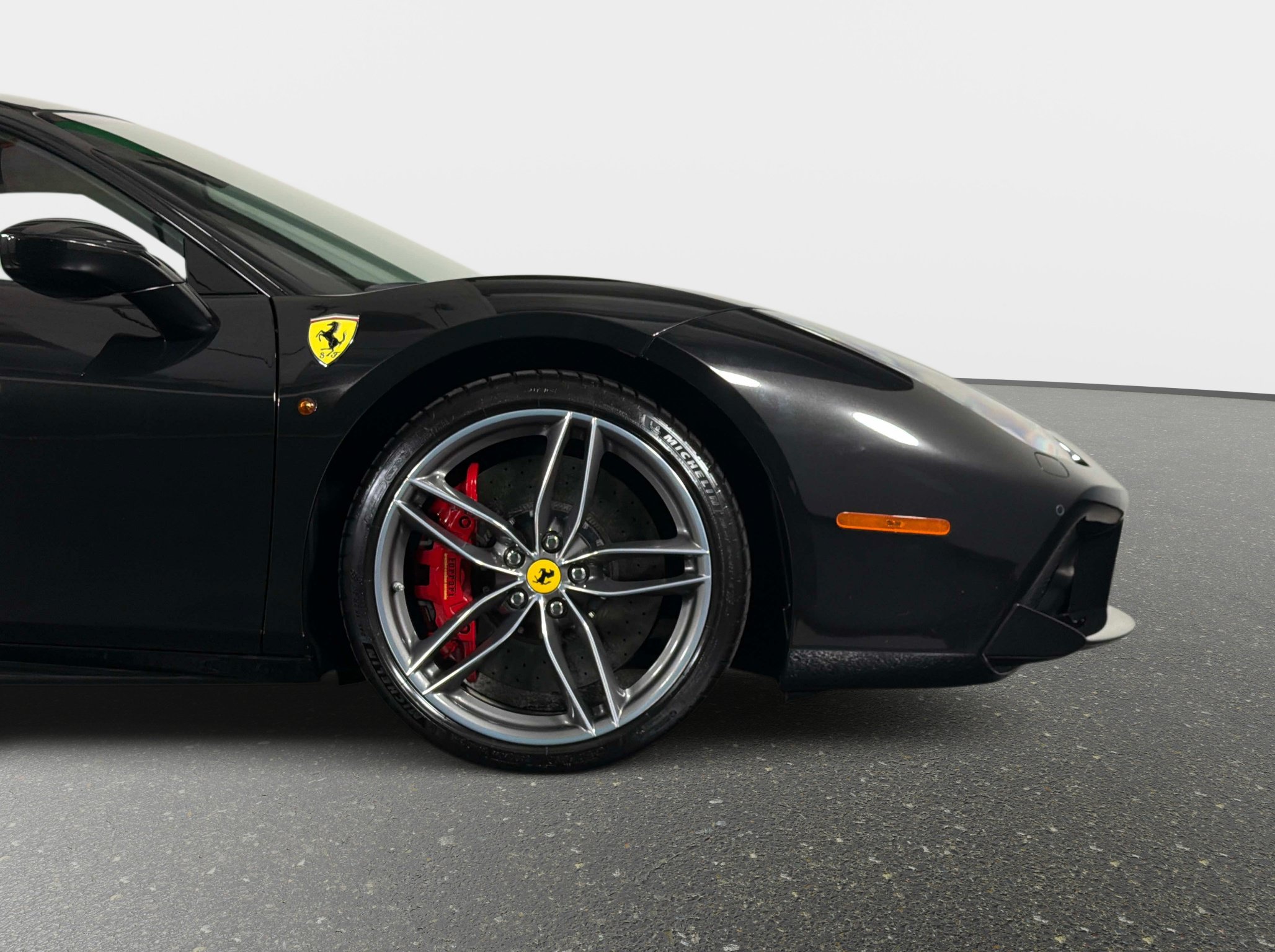 Used 2018 Ferrari 488 GTB RWD image 4
