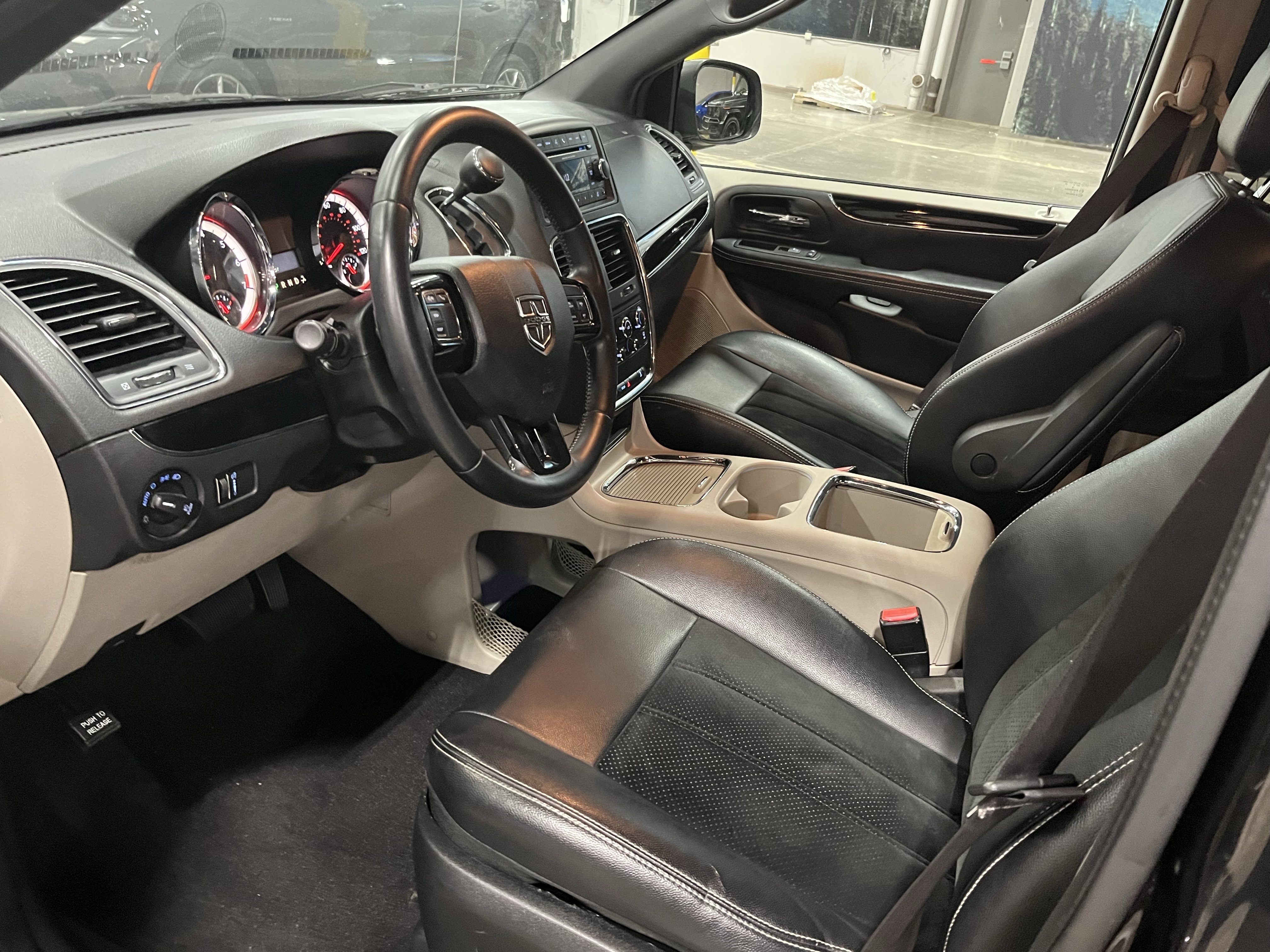Used 2017 Dodge Grand Caravan SXT FWD image 9