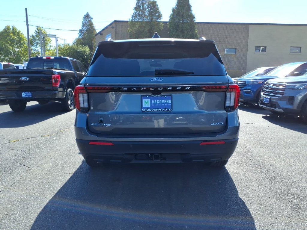 Used 2025 Ford Explorer Active AWD/4WD image 7
