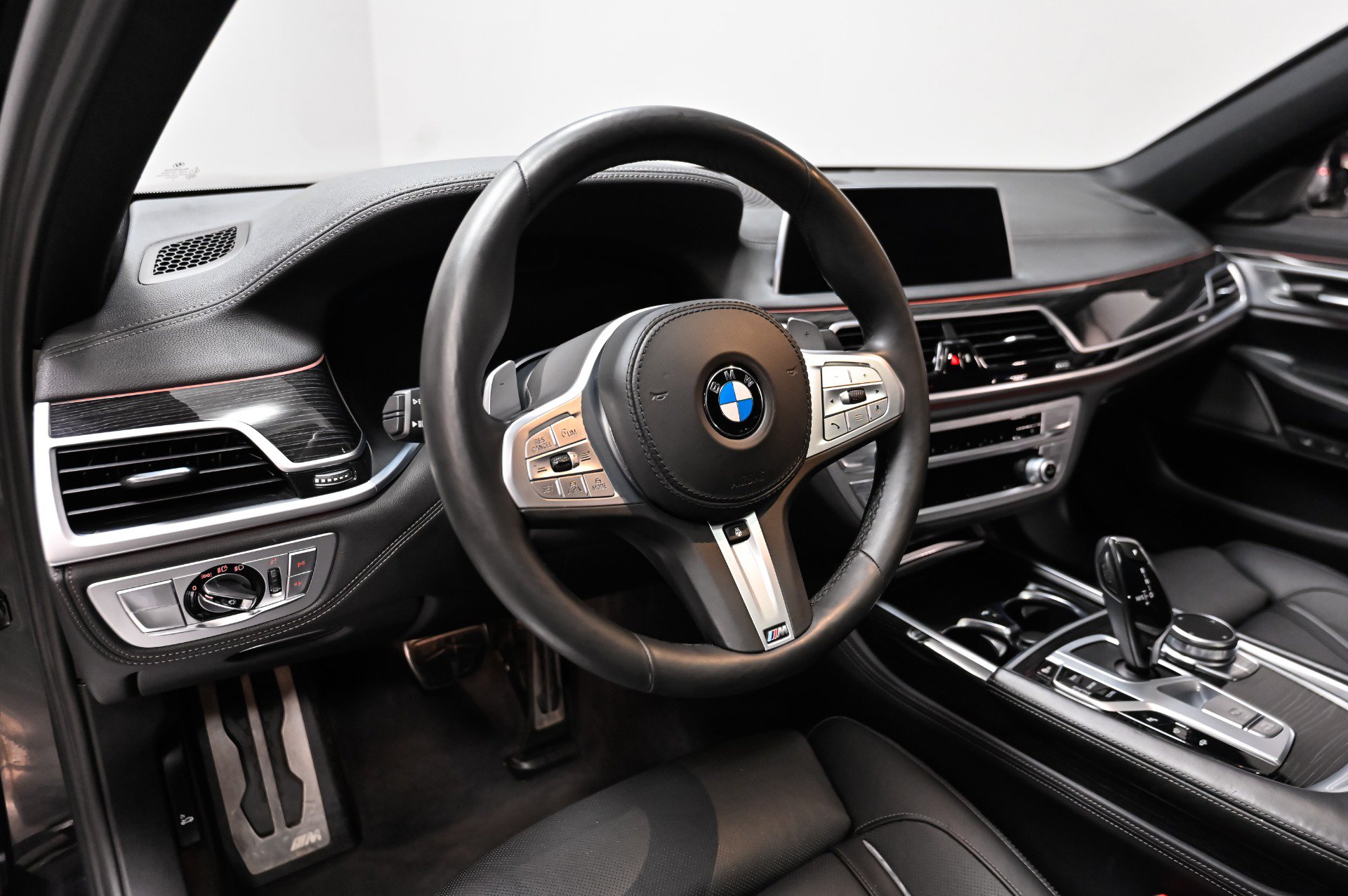 Used 2021 BMW 750i xDrive w/ Luxury Rear Seating Package AWD/4WD image 2