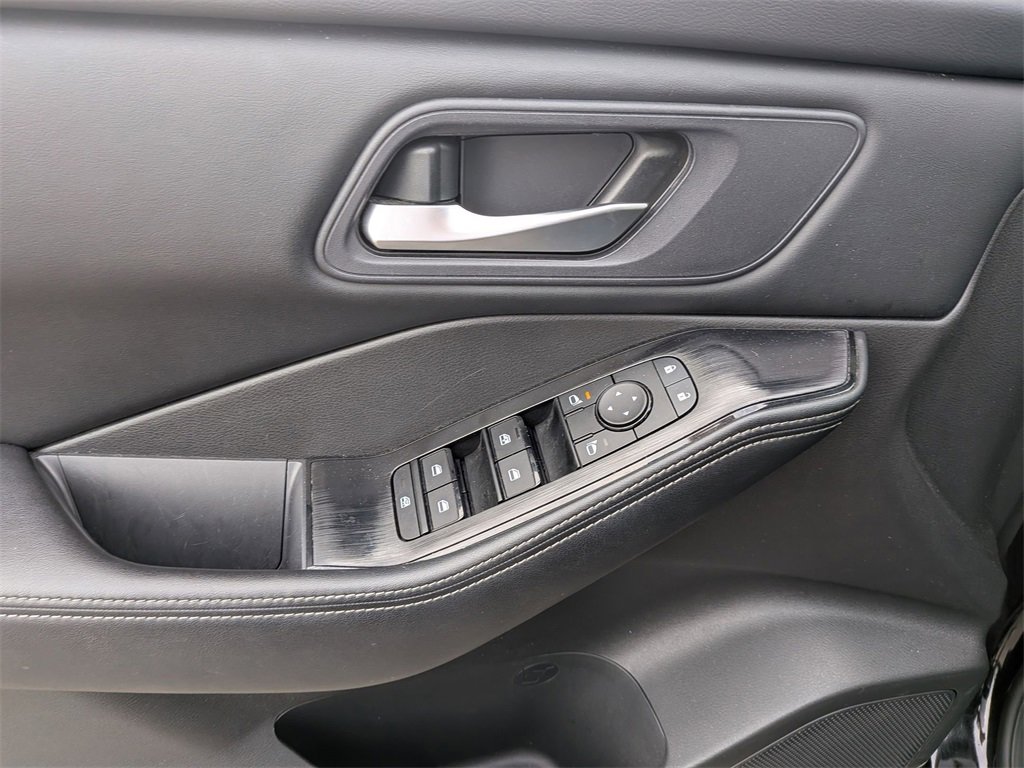 Used 2024 Nissan Rogue SV image 11
