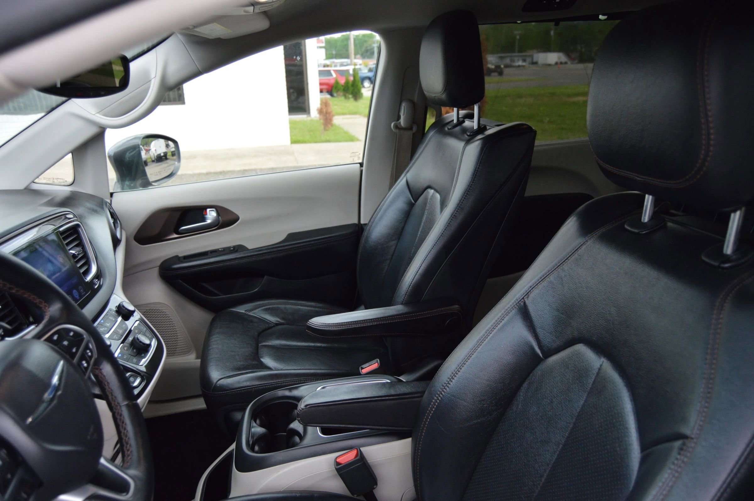 Used 2017 Chrysler Pacifica Touring-L Plus FWD image 8