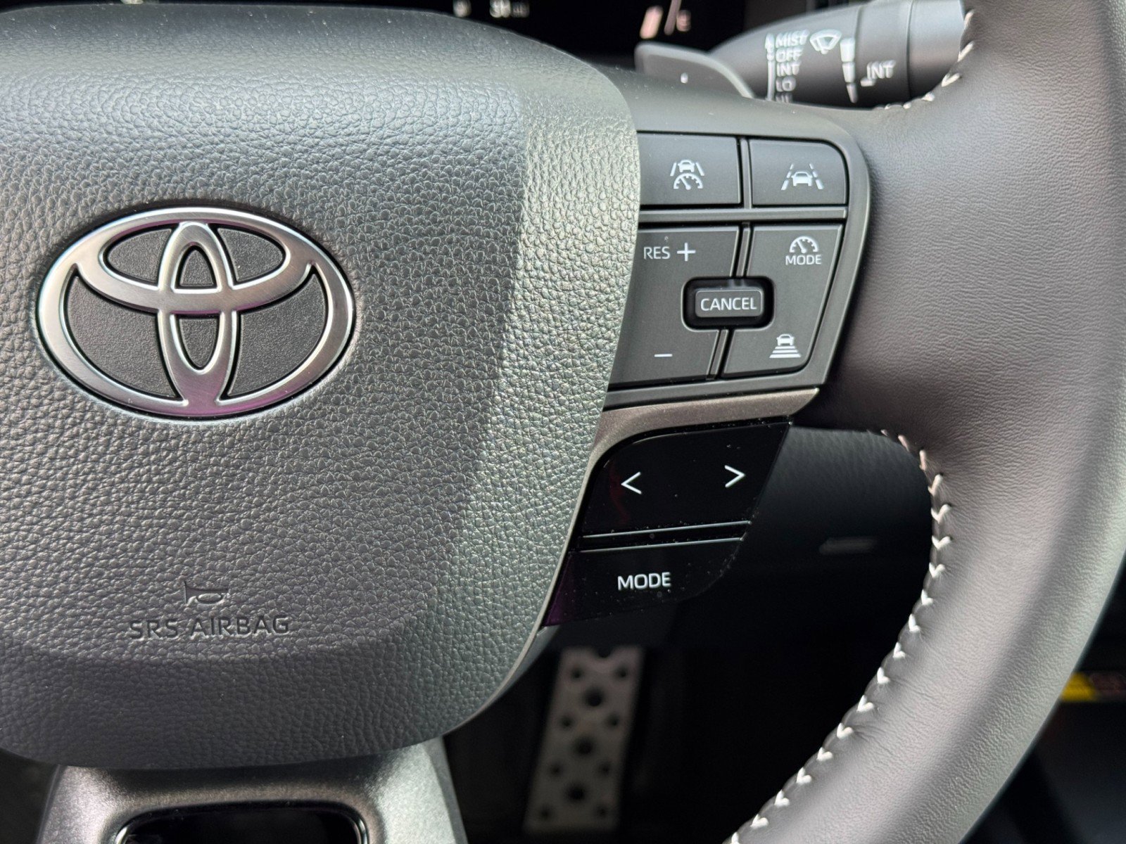 Used 2025 Toyota Camry SE w/ Convenience Package image 19