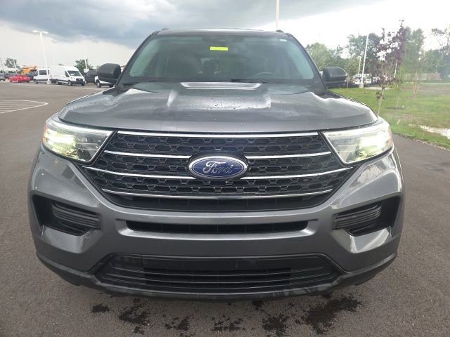 Used 2023 Ford Explorer XLT AWD/4WD image 3