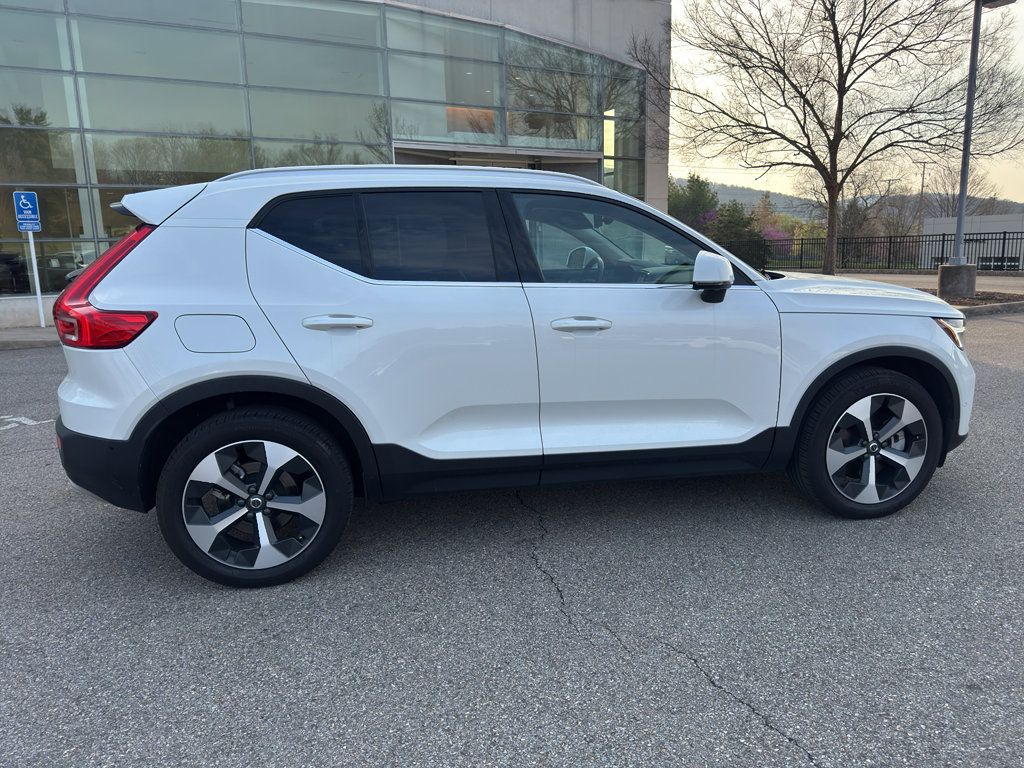 Used 2025 Volvo XC40 B5 Plus image 10