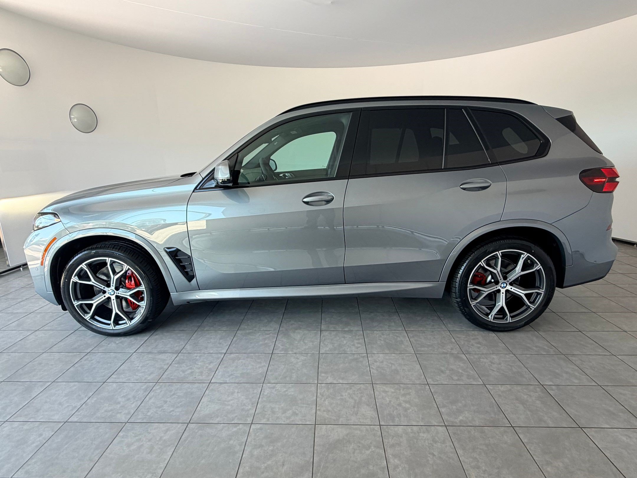 New 2026 BMW X5 xDrive40i w/ M Sport Package AWD/4WD image 2