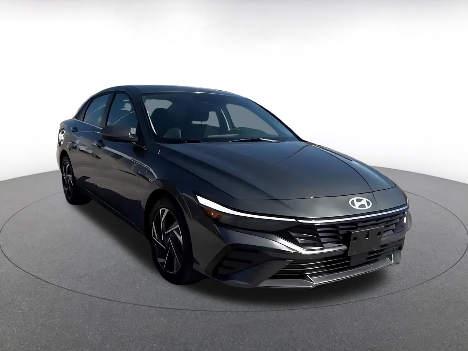 Used 2025 Hyundai Elantra SEL image 2