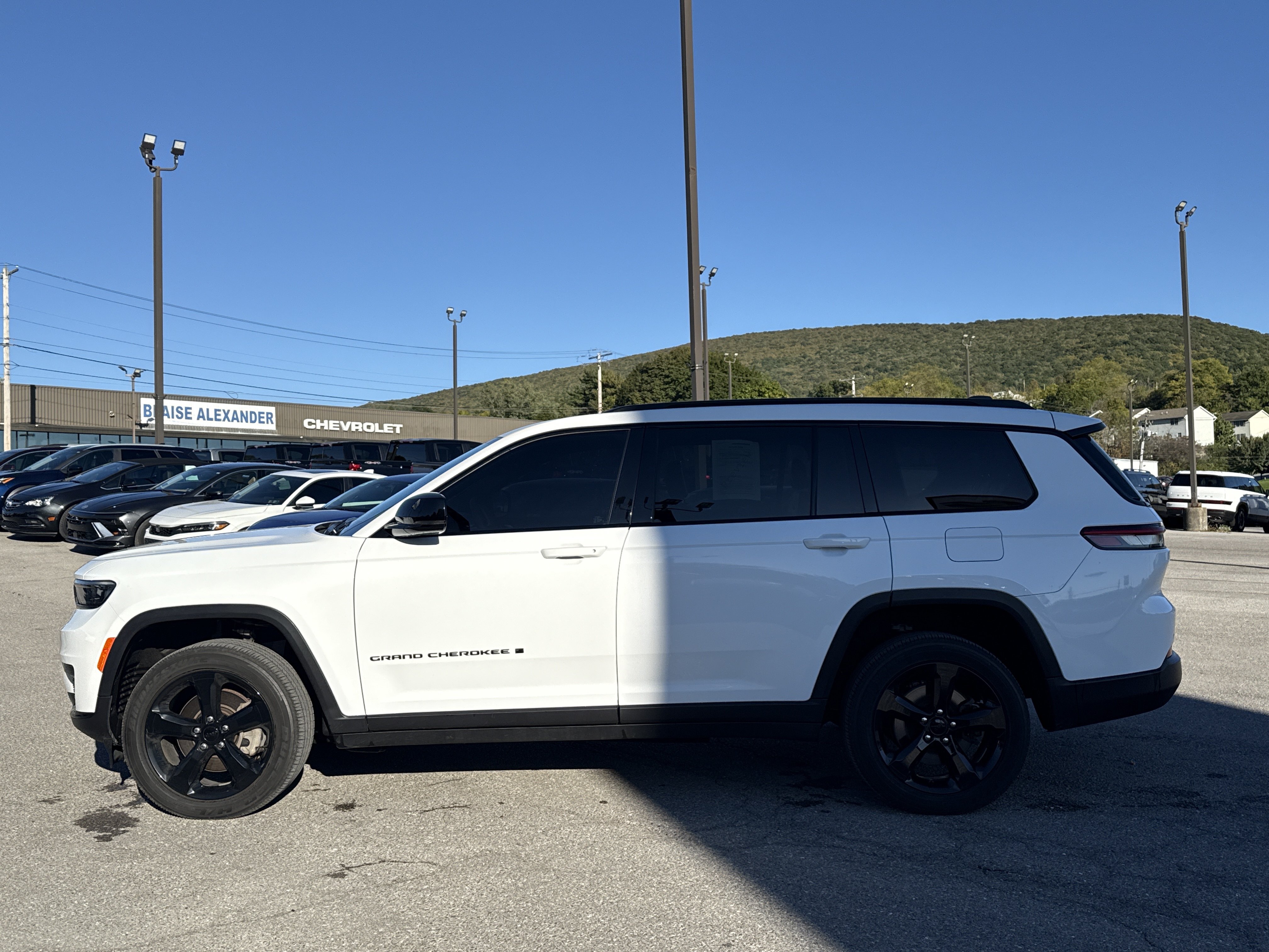 Used 2025 Jeep Grand Cherokee L Altitude AWD/4WD image 7
