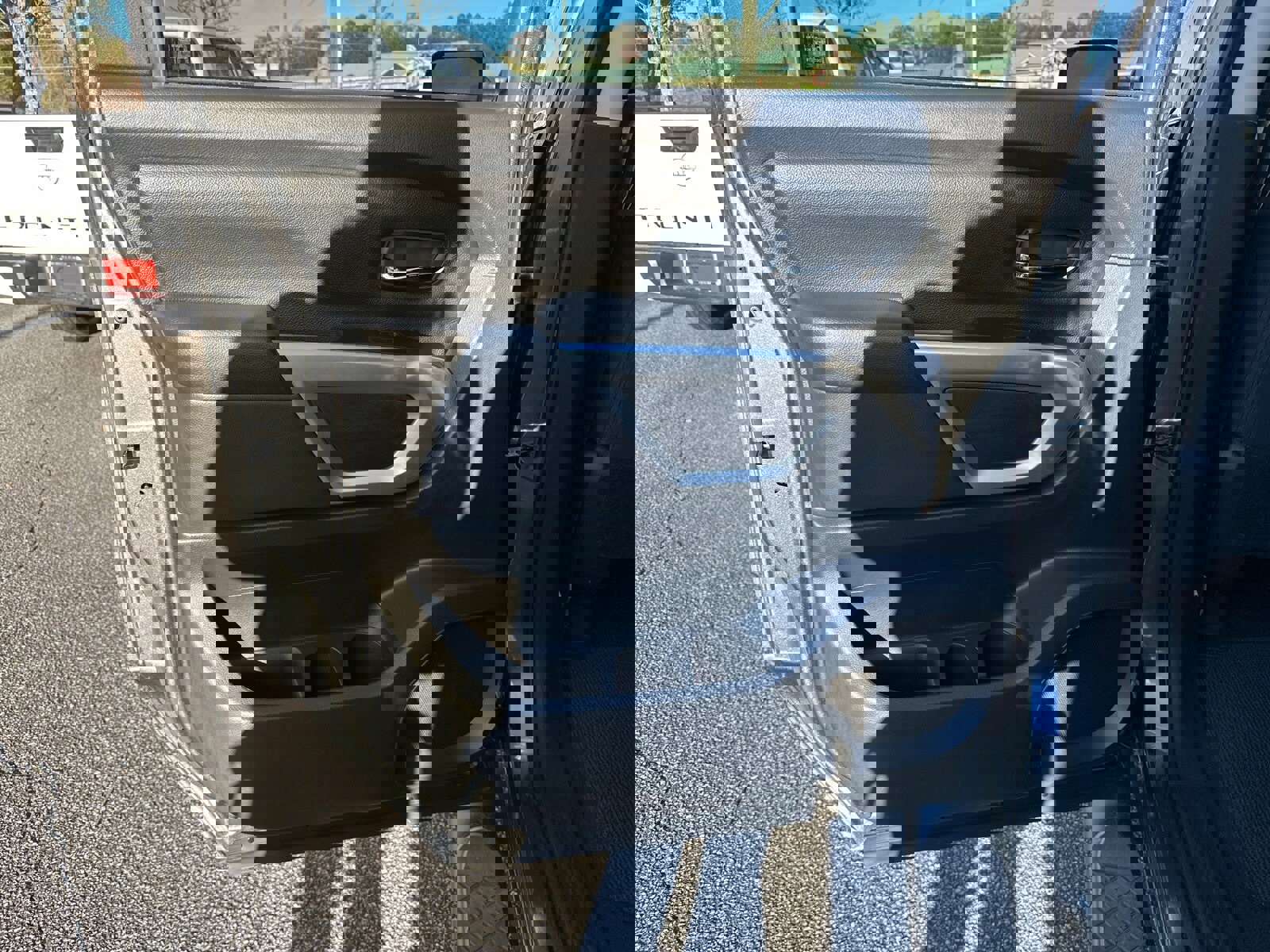 Used 2019 Nissan Titan SV image 21