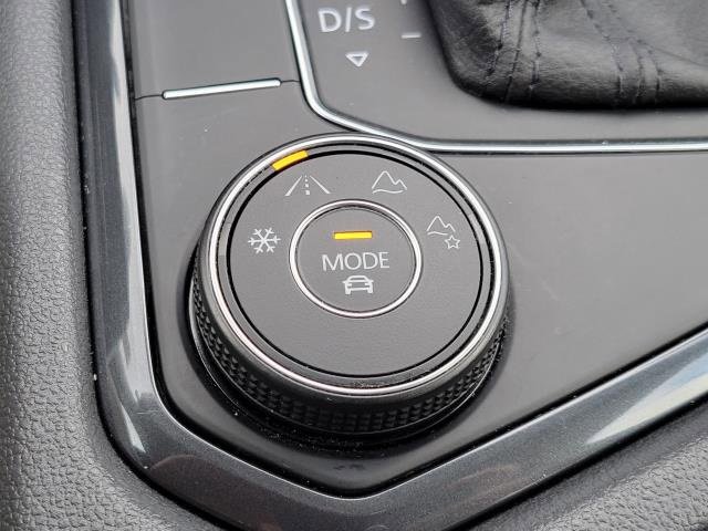 Used 2020 Volkswagen Tiguan SE image 32