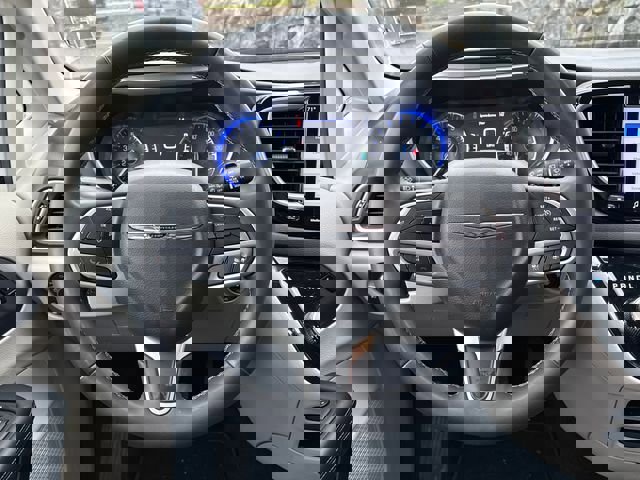 Used 2023 Chrysler Pacifica Touring-L image 13