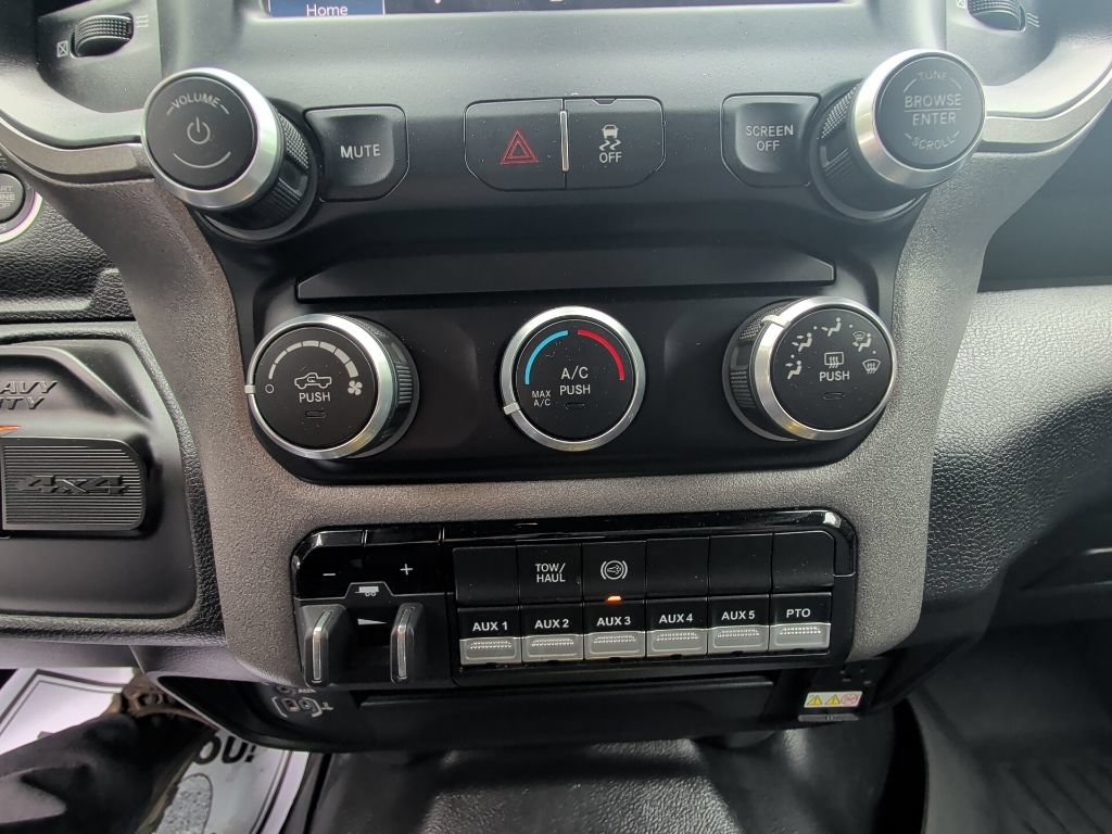Used 2024 RAM 5500 Tradesman w/ Chrome Appearance Group AWD/4WD image 18