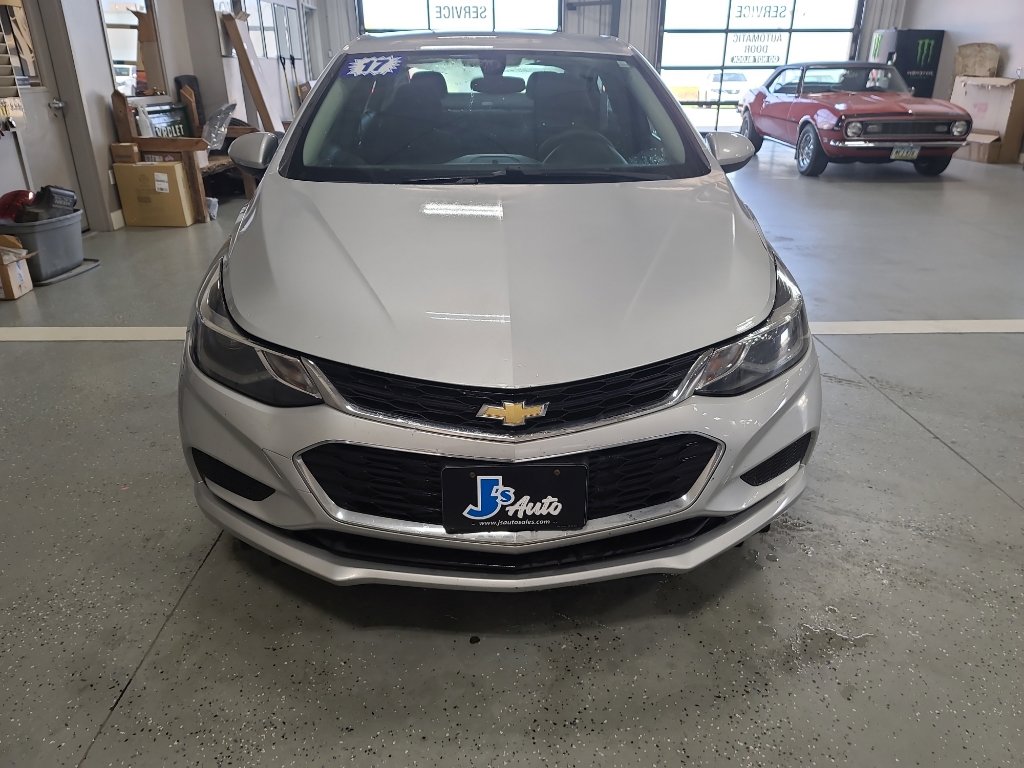 Used 2017 Chevrolet Cruze LT w/ Convenience Package FWD image 3