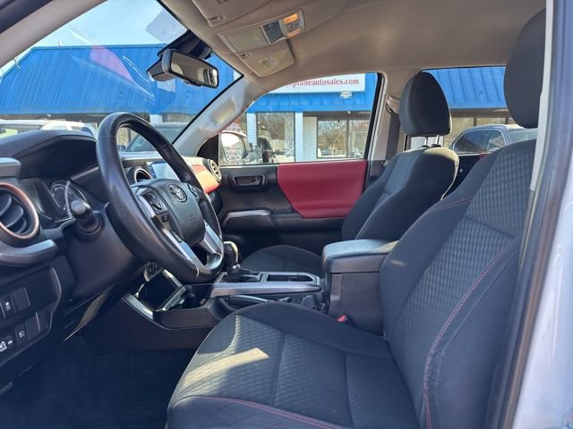 Used 2022 Toyota Tacoma SR5 w/ Technology Package image 11