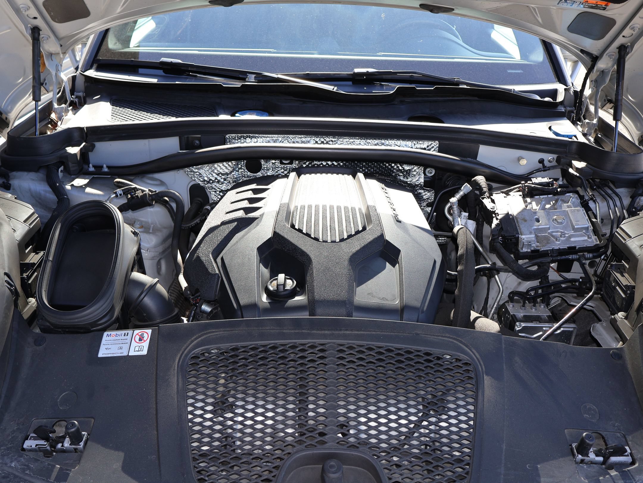 Certified 2024 Porsche Macan AWD/4WD image 34
