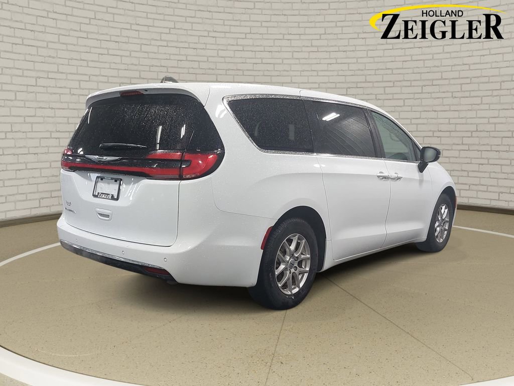 Used 2024 Chrysler Pacifica Touring-L FWD image 5