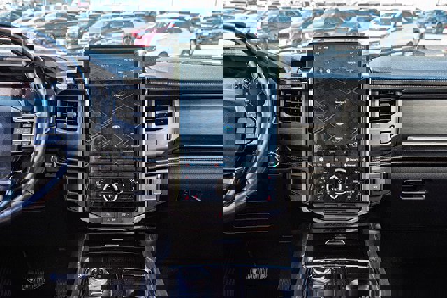 Used 2024 Ford Expedition Platinum image 11